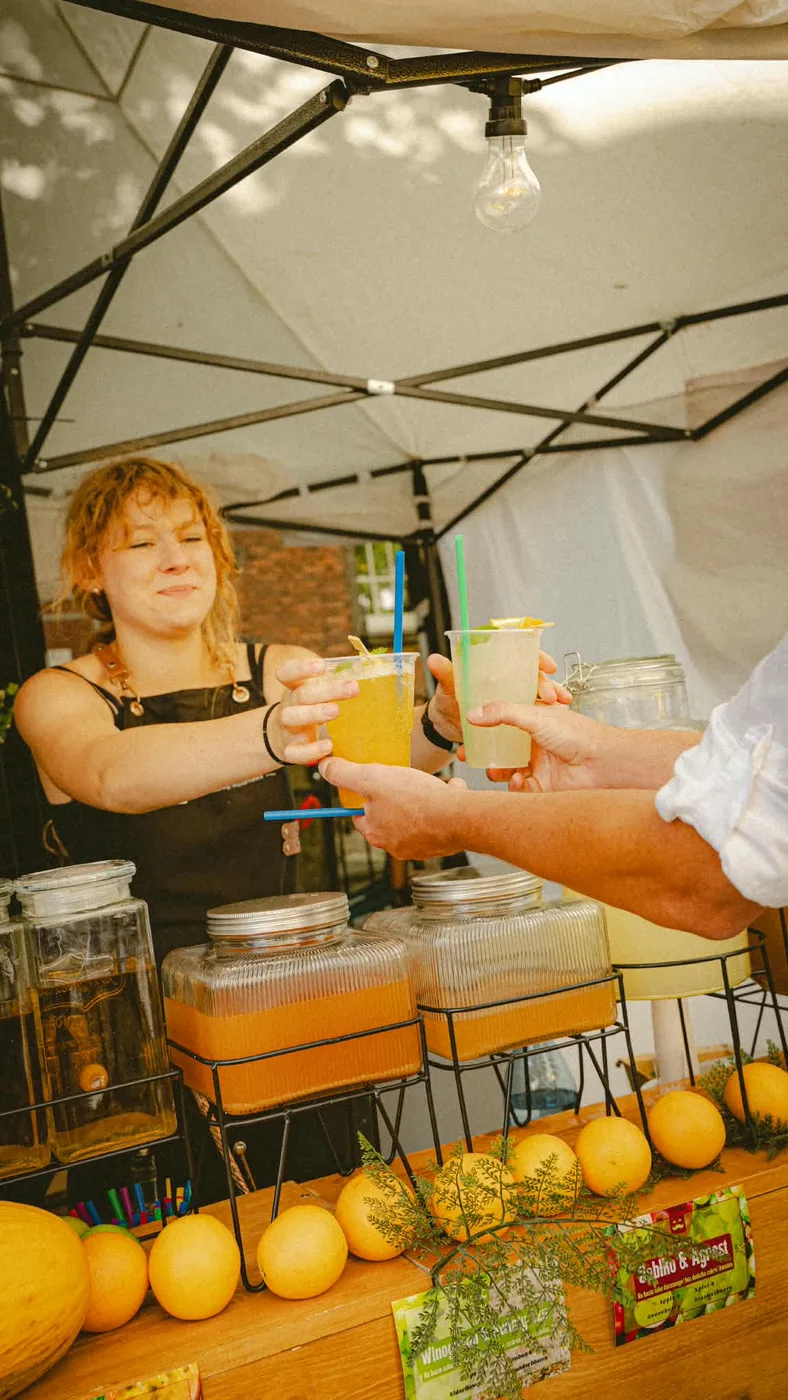 Barmanka podaje dwie lemoniady gościowi