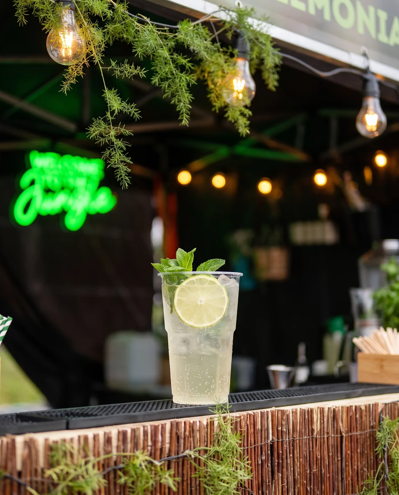 Hugo spritz z limonką i miętą