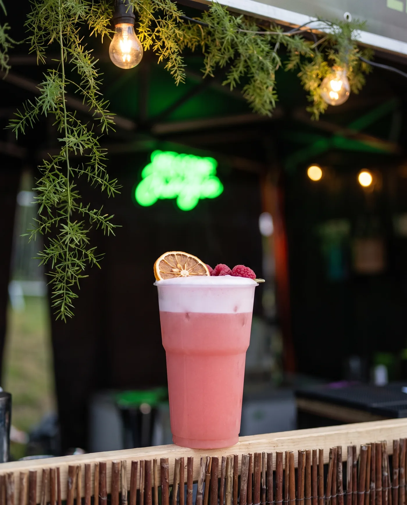 Pink sour z pianką, suszoną pomarańczą i malinami