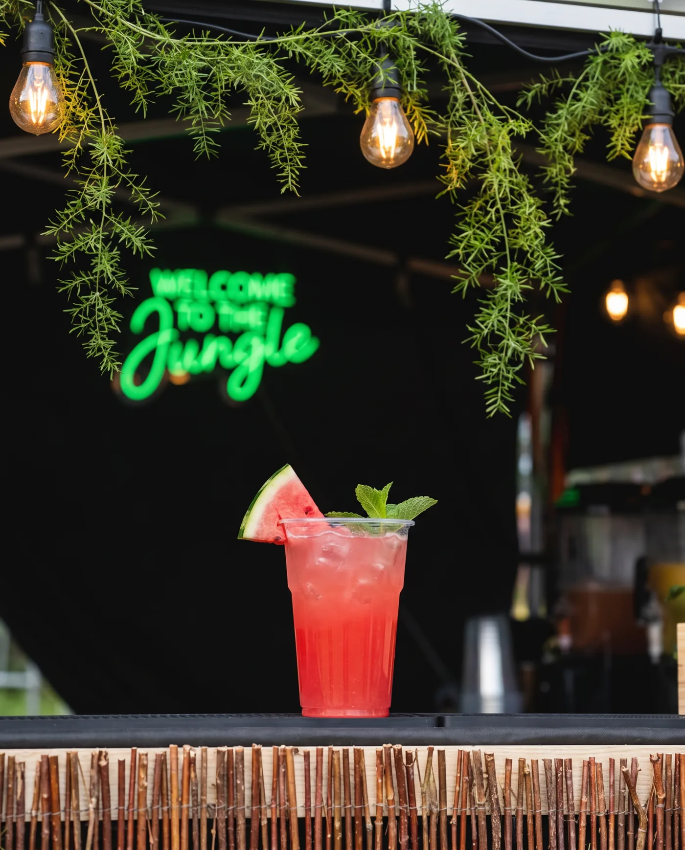 Lemoniada arbuzowa z kawałkiem arbuza i miętą