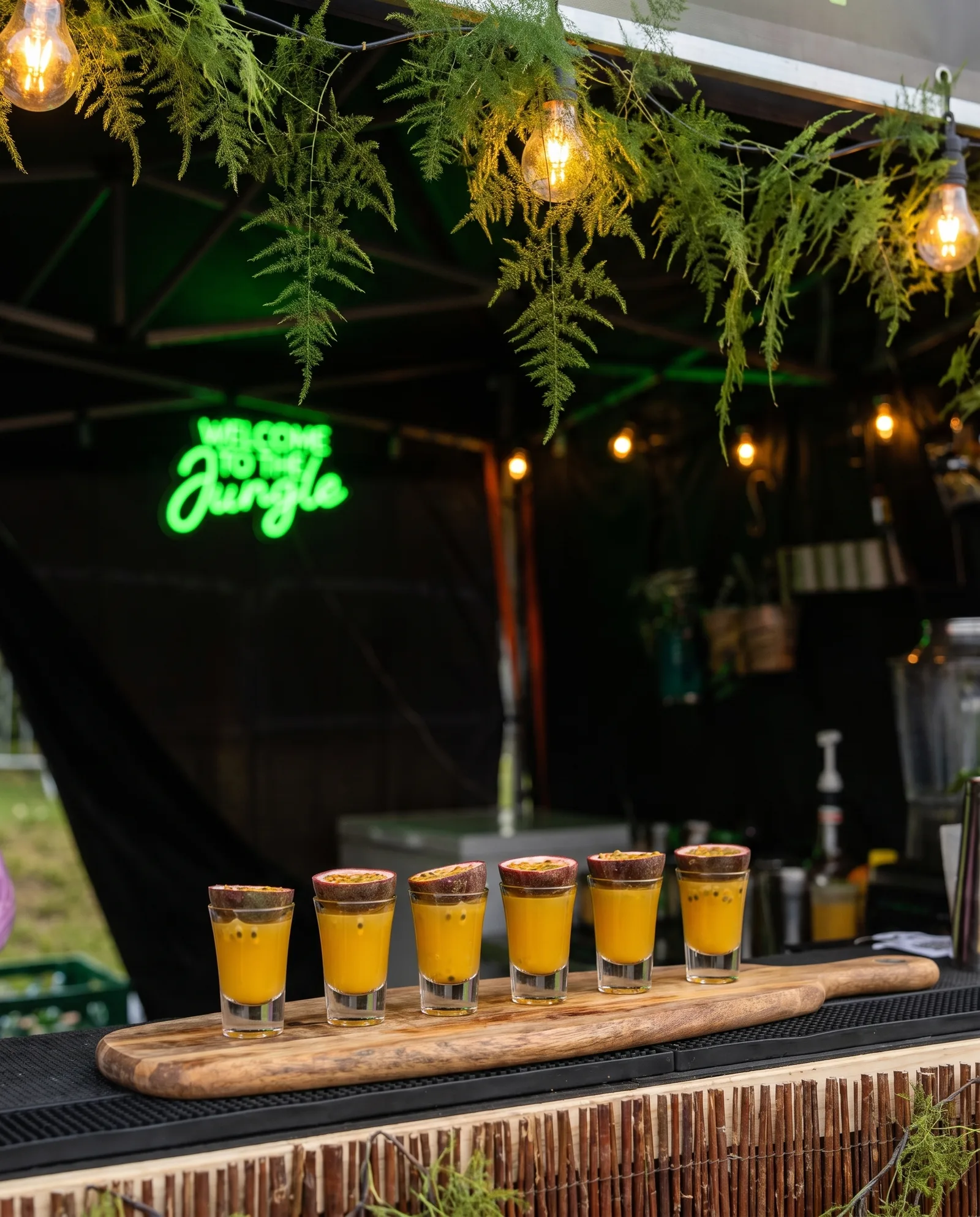 Rząd sześciu shotów z marakują na desce